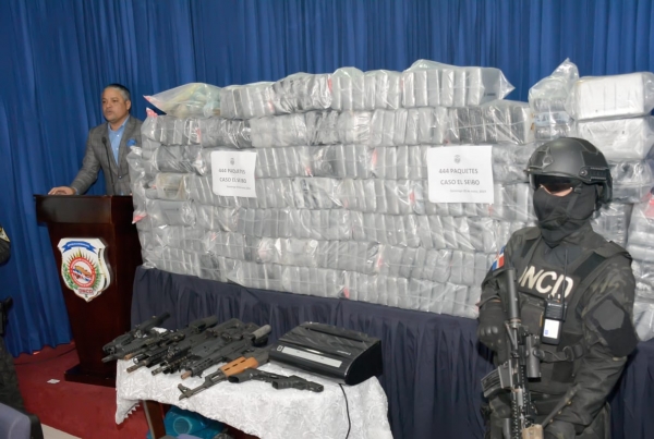 DNCD ocupa 444 paquetes presumiblemente cocaína y arsenal de armas en provincia El Seibo